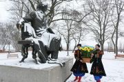 З нагоди Дня соборності України в Чернігові до пам’ятників встановили корзини квітів