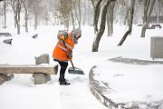 «Якщо ти з візком або на візку, то пересуватися неможливо»: Олександр Ломако доручив комунальникам не сидіти на загальній нараді, а забезпечити якісне прибирання міста