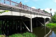 У Чернігові на Красному мосту встановлюють економні світильники