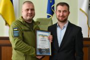 Олександр Ломако передав сертифікат на 5 млн грн 119-й окремій бригаді ТРО