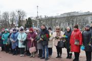 Пів року від ракетного удару рф по центральній частині міста: у Чернігові вшанували пам'ять загиблих