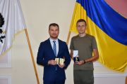 Медаль «За оборону Чернігова» вручили бійцю 1-ої окремої танкової бригади, яка обороняла місто у 2022-му