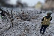 У Чернігові на місці падіння уламків ракети триває ліквідація наслідків