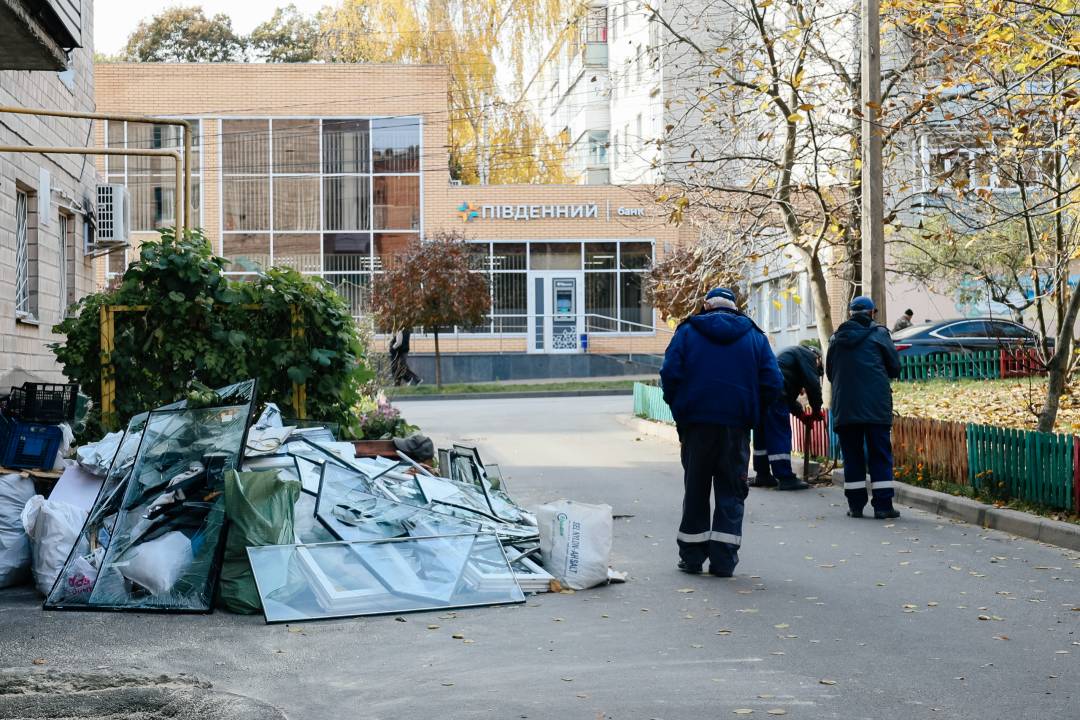 Тривають аварійно-відновлювальні роботи на місці ворожого удару по проспекту Перемоги