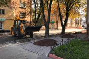 Ну вулиці Мстиславській, біля Молодіжного театру, укладають нові тротуари