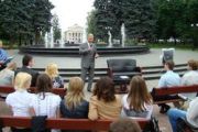 Зустріч з молоддю біля фонтана