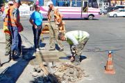 Користуючись гарною погодою, комунальники в Чернігові чистять і лагодять колодязі дощевідводів