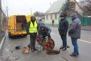 На вулиці Пухова КП "Чернігівводоканал" ліквідовує несанкціоновані врізки в ливнівку