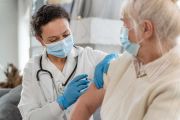 Вакцинація для дорослих за календарем і не тільки: про які щеплення подбати