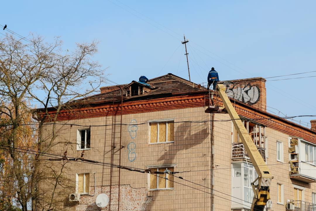 Тривають аварійно-відновлювальні роботи на місці ворожого удару по проспекту Перемоги