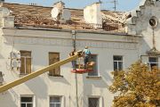 Пошкоджені, внаслідок ракетного удару 19 серпня, дахи на будинках почнуть ремонтувати негайно
