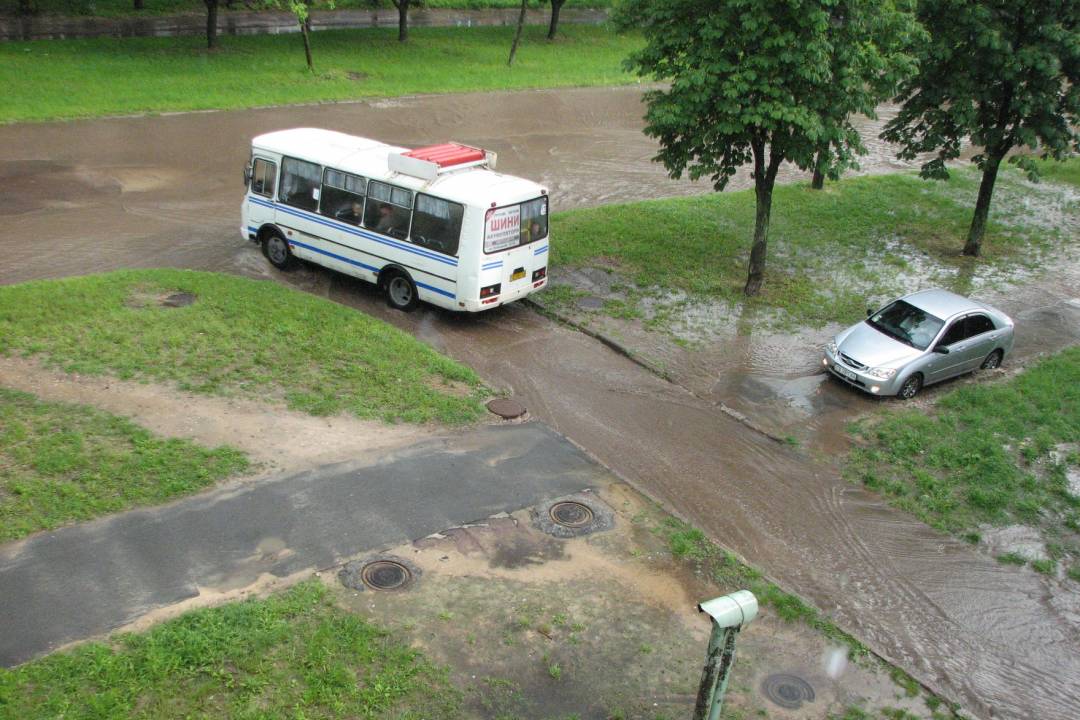 Ілюстрація проблеми, вирішенню якої має сприяти нова "ливнівка".  "Малий проспект" у Чернігові після одного з великих дощів. Фото з мережі Інтернет.