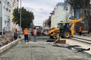 На вулиці Коцюбинського відновлюють дорожнє покриття після реконструкції тепломереж