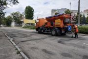 У Чернігові струменева машина здійснює поточний ремонт доріг