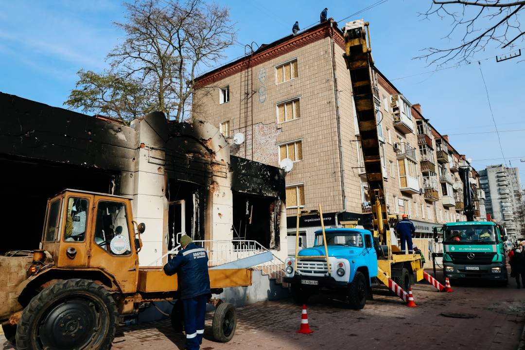 Тривають аварійно-відновлювальні роботи на місці ворожого удару по проспекту Перемоги