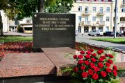 З нагоди Дня Скорботи і вшанування пам'яті жертв війни в Україні керівники міста та області поклали квіти до братської могили