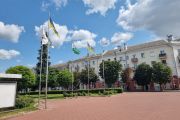 На Красній площі у Чернігові підняли Державний прапор України та прапор Національного олімпійського комітету