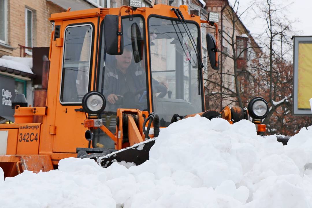 техніка АТП-2528 працює зранку(22.02), у суботу, біля входу на центральний ринок