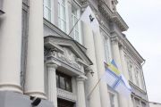 На будівлі Чернігівської міськради на знак солідарності з моряками вивісили прапор ВМС України