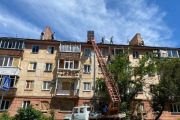 Ремонтувати пошкоджені російськими окупантами багатоповерхівки допомагають комунальники із Хмельницького