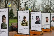 На Алеї Героїв оновили меморіальну експозицію зі світлинами та історіями загиблих воїнів