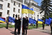 У Чернігові урочисто підняли прапори України та ЄС (Фоторепортаж)
