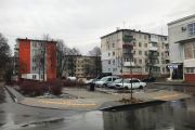 У міні-сквері біля Молодіжного театру висадили нові дерева і кущі та встановили лавки з урнами