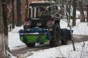 Дворові території щоденно прибирає комунальна техніка міста (Фото- та відеофакти)