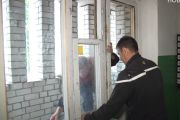 Ремонт дахів та скління вікон. Чернігівські багатоповерхівки ремонтують, готуючи до опалювального сезону