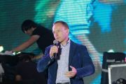 Під час святкового концерту Владислав Атрошенко привітав чернігівців з Днем міста