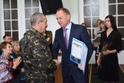 З нагоди Дня захисника України Владислав Атрошенко вручив почесні відзнаки