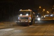 Працівники КП "АТП-2528" прибирають сніг удень і вночі