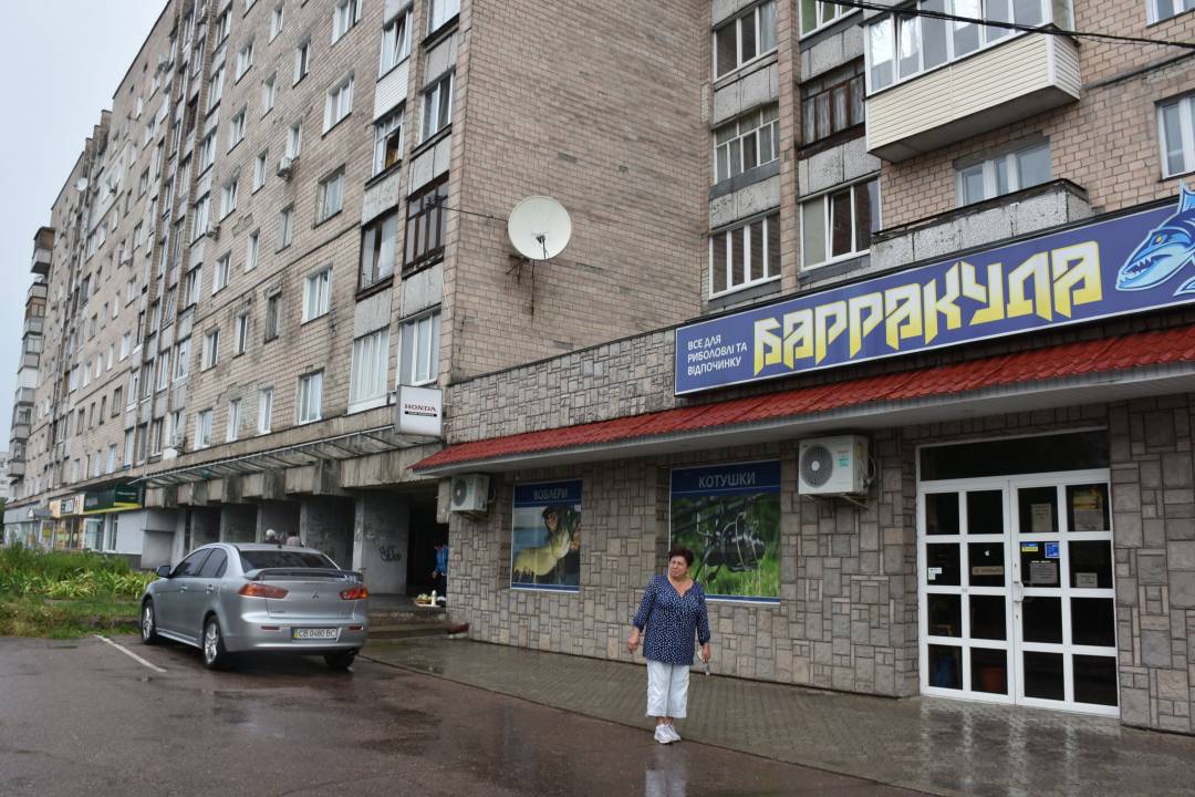 Людмила Павленко біля свого будинку