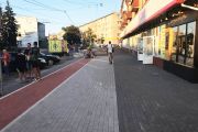 По вул. Шевченка ремонтують тротуари