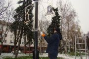 Чернігів почали прикрашати святковою ілюмінацією