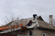 На місці падіння безпілотника в Чернігові ремонтують покрівлі та допомагають мешканцям