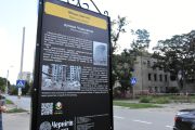 На місцях, де у 2022-му році у Чернігові відбулися трагічні події війни, встановлюють пам'ятні стенди