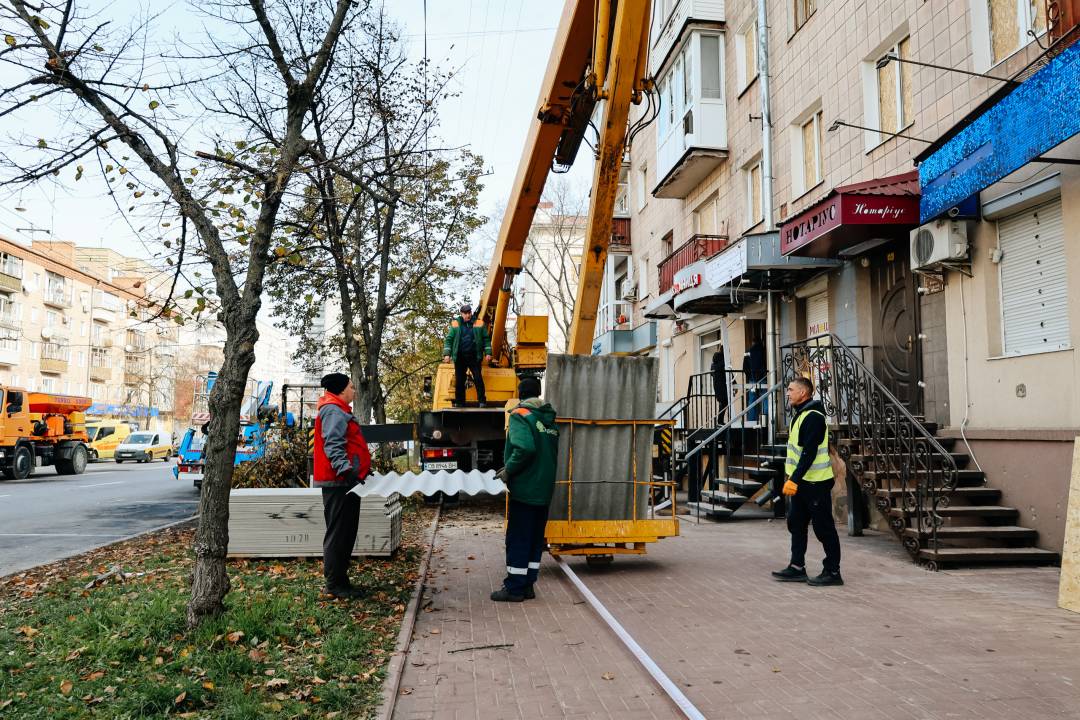 Тривають аварійно-відновлювальні роботи на місці ворожого удару по проспекту Перемоги