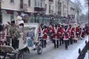 Мороз-парад та вогні новорічної ялинки створили атмосферу свята в Чернігові