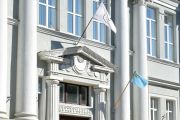 На будівлі Чернігівської міської ради сьогодні майорить і кримськотатарський прапор