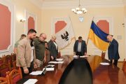 Виконком Чернігівської міської ради розпочав роботу з хвилини мовчання за загиблими дітьми