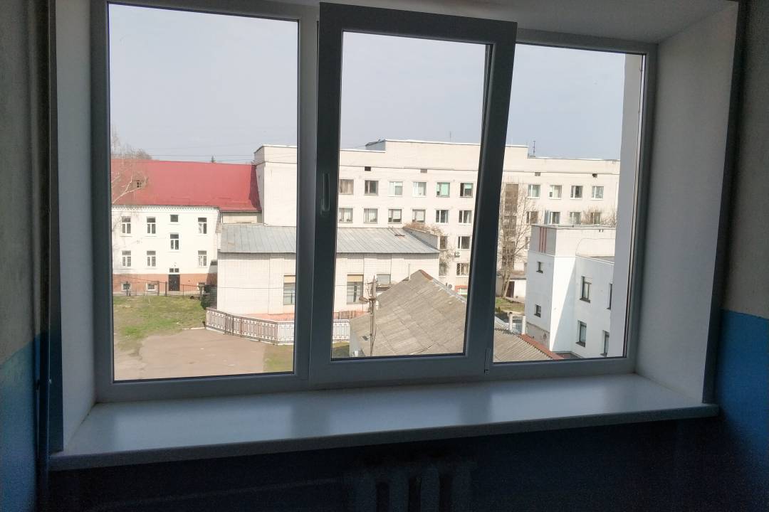Вікна в місцях загального користування в ОСББ "Святомиколаївське"