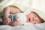 Допомогу при народженні дитини отримають ще 80 сімей