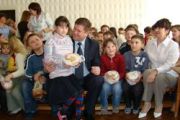 Чернігівські депутати вручили слабочуючим дітям Великодні паски