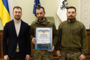 Сертифікат на 10 млн грн та вручення відзнак «За оборону Чернігова»: Олександр Ломако зустрівся з військовими Сил ТрО