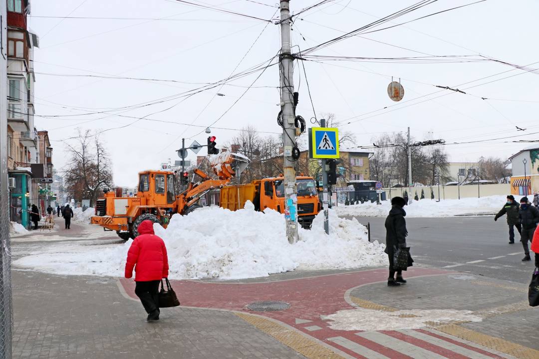 техніка АТП-2528 працює зранку(22.02), у суботу, біля входу на центральний ринок
