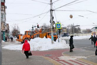 техніка АТП-2528 працює зранку(22.02), у суботу, біля входу на центральний ринок