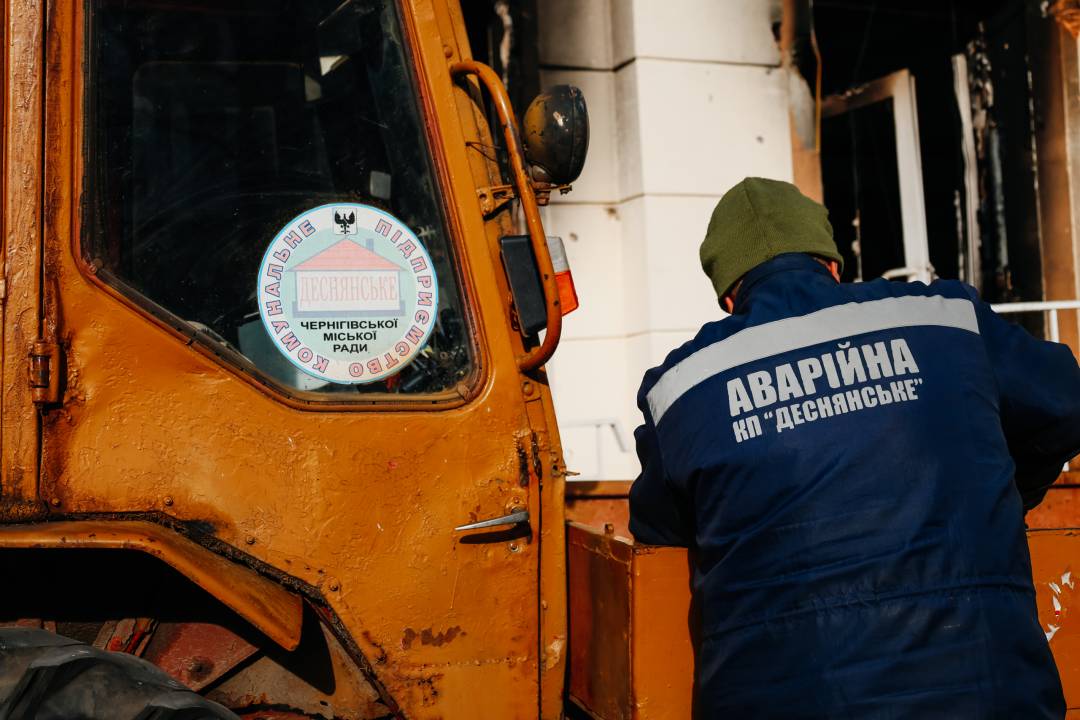 Тривають аварійно-відновлювальні роботи на місці ворожого удару по проспекту Перемоги