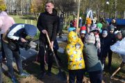 Чернігівські школярі долучилися до екоакції «Подаруй парку дерево»