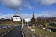 У Чернігові вперше пересаджують великі дерева за допомогою спеціалізованої техніки